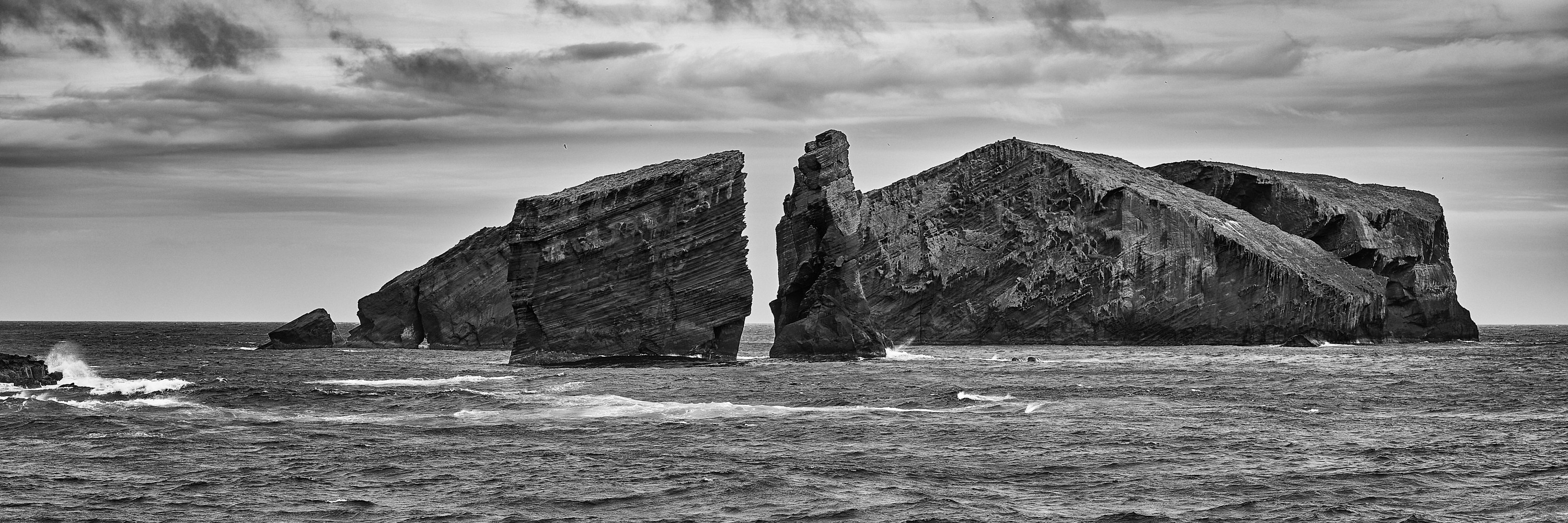 Formations rocheuses dans une mer agitée