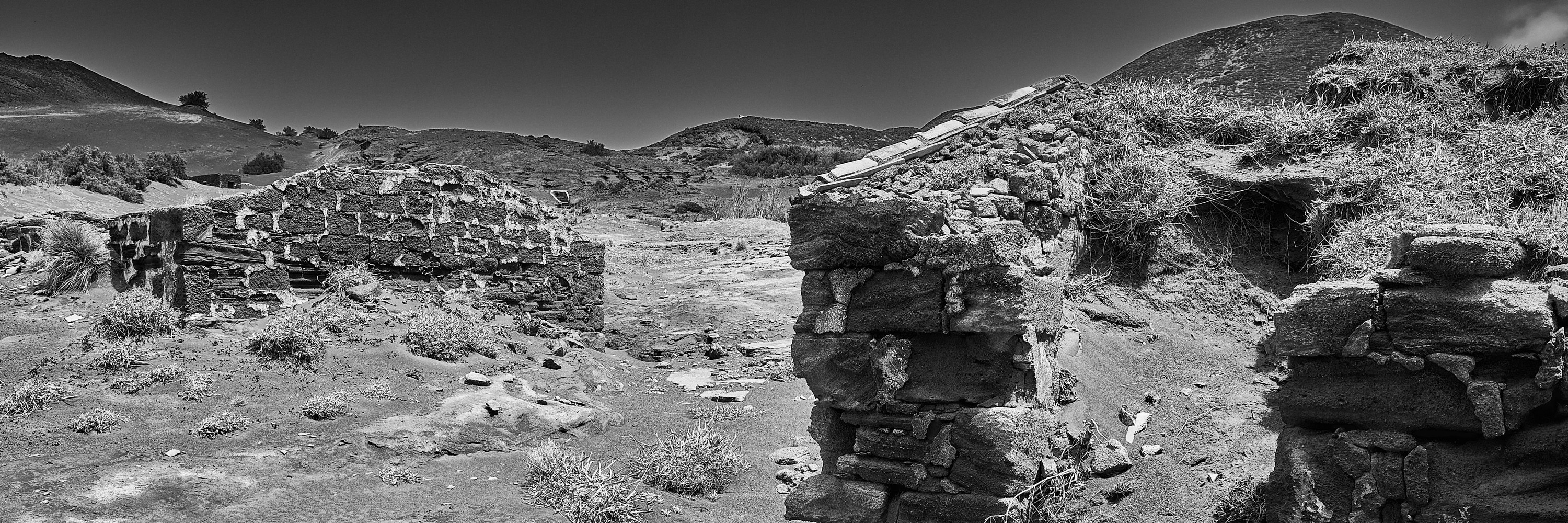 Ruines de pierre sèche dans un paysage volcanique