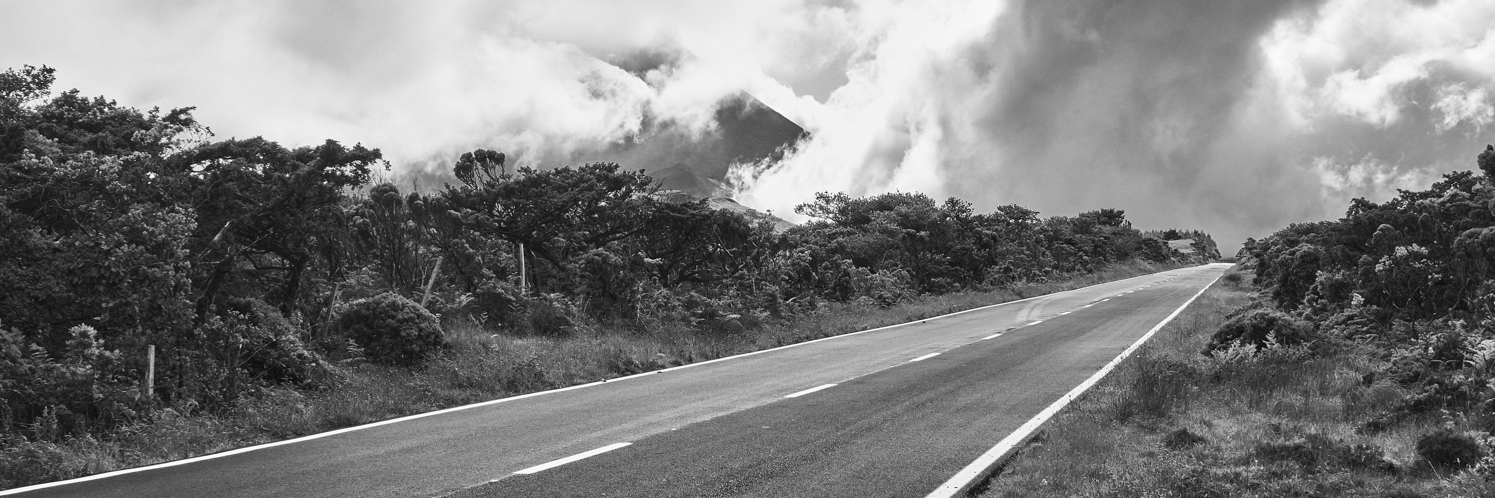 Le mont Pico entouré de nuages